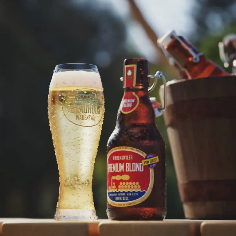 Digital erstellt: volles Bierglas mit kühlen Tropfen und Bierflasche.